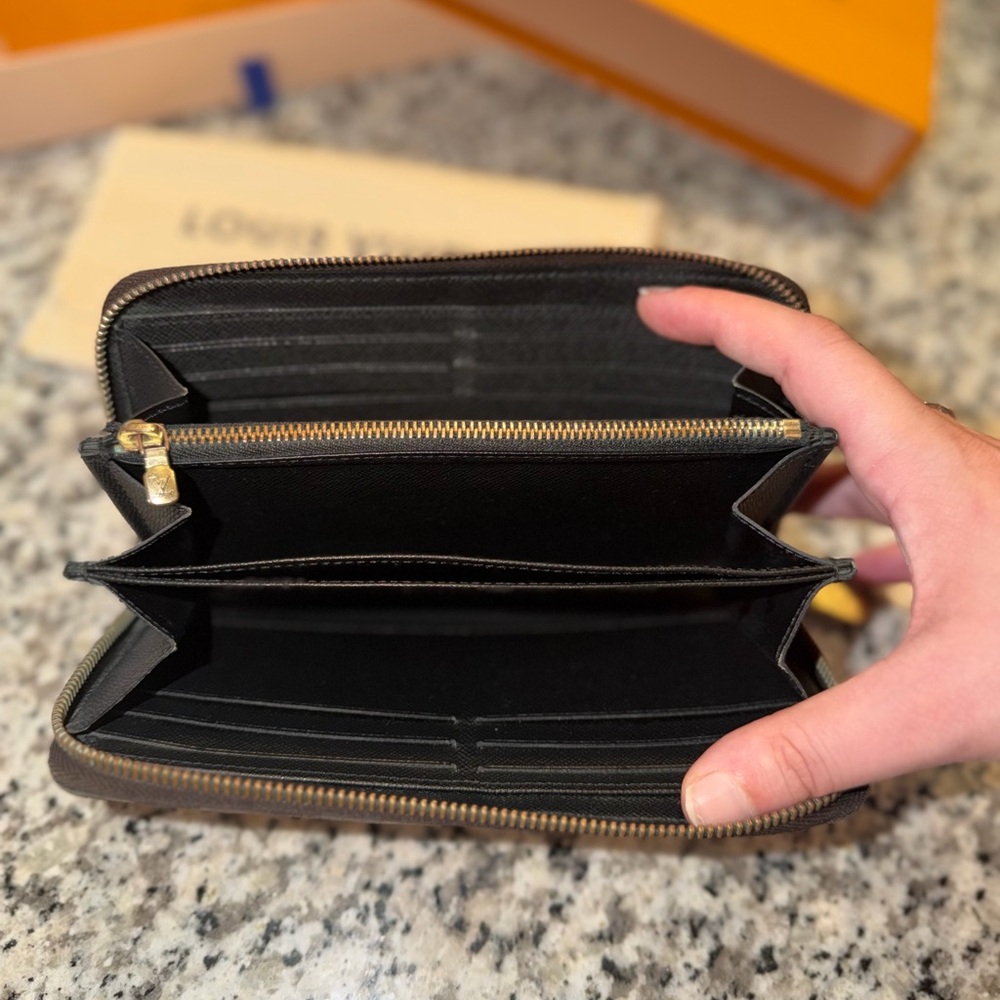 🔥Authentic Louis Vuitton Monogram Giant Zippy Wallet New Collection Microchip🔥 - Picture 4 of 6